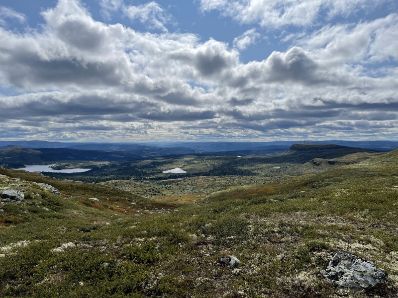 Utsikt over fjell og vann